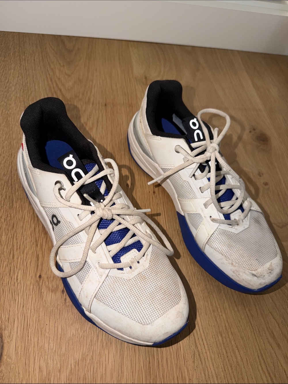 On Running Men’s White and Blue Athletic Trainers - size 6